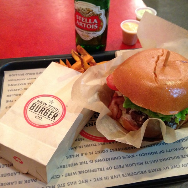 Снимок сделан в New York Burger Co. пользователем Bradley J. 4/18/2013