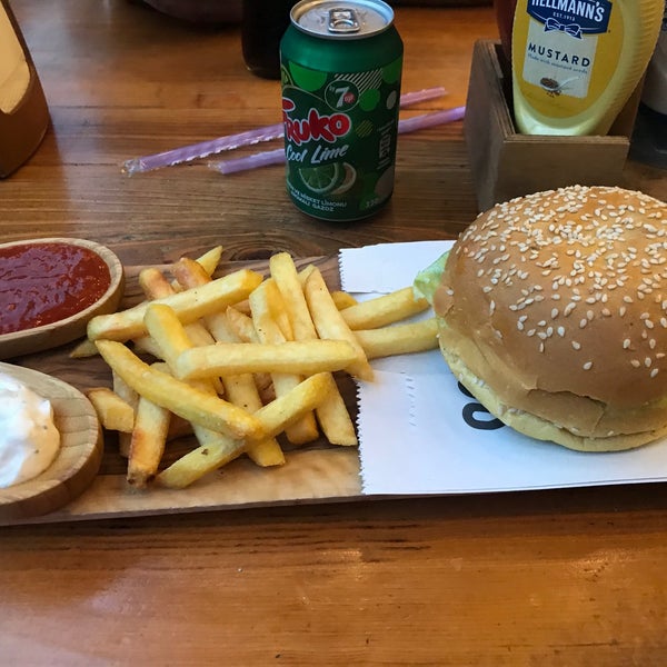 11/15/2019 tarihinde Songul Y.ziyaretçi tarafından Cafe Burger 85'de çekilen fotoğraf