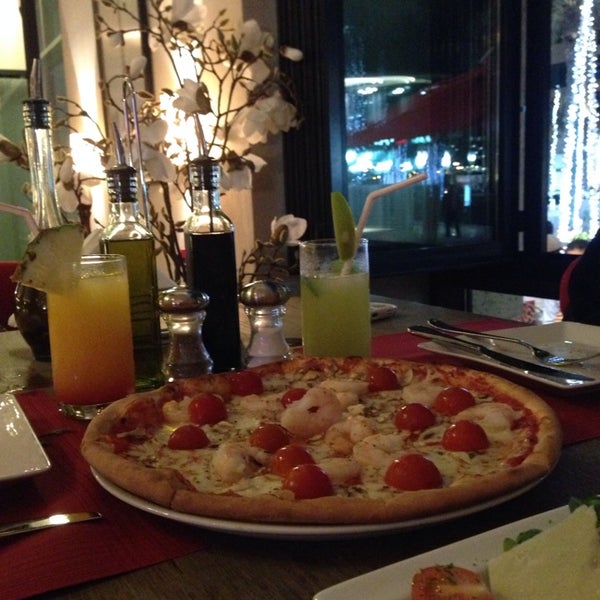 Photo prise au Pizza Pino Restaurant par Basma K. le9/27/2013