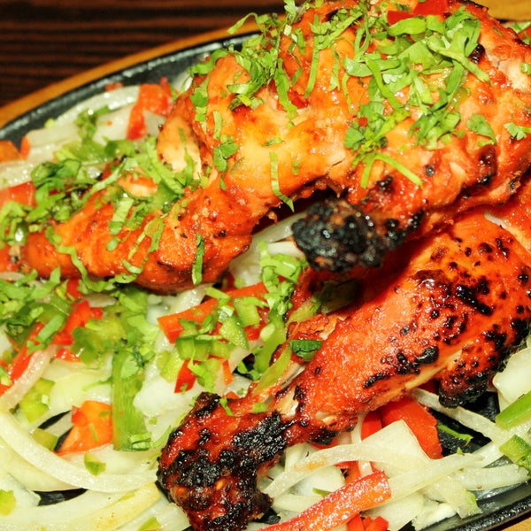 10/30/2013 tarihinde Spice Rack Indian Fusion Diningziyaretçi tarafından Spice Rack Indian Fusion Dining'de çekilen fotoğraf