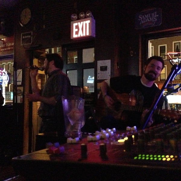 Снимок сделан в Brady&#39;s Bar пользователем Jeromy H. 4/28/2013