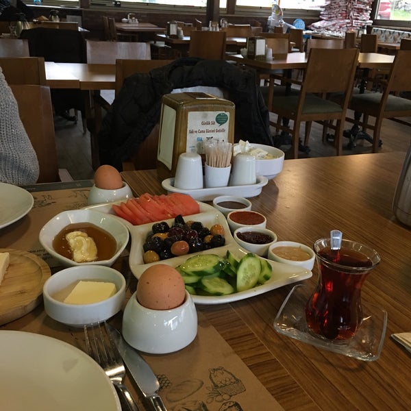รูปภาพถ่ายที่ Şarköy Çiftlik Şarküteri &amp; Kahvaltı โดย Tunameral I. เมื่อ 1/9/2018