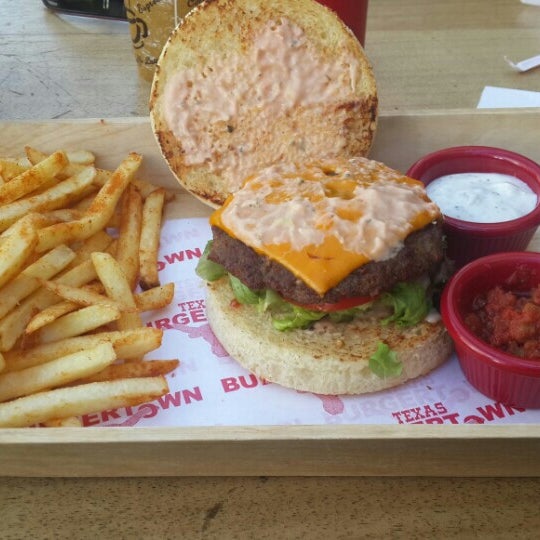 รูปภาพถ่ายที่ El Paso Burger Town โดย Deniz G. เมื่อ 5/2/2015