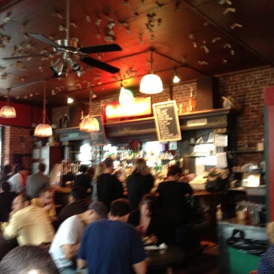 รูปภาพถ่ายที่ Grumpy&#39;s American Pub โดย Harley A. เมื่อ 10/19/2012