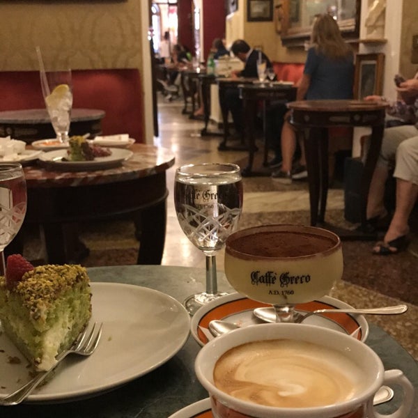 Das Foto wurde bei Antico Caffè Greco von Mona am 9/18/2017 aufgenommen