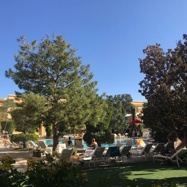 Foto diambil di Wynn Las Vegas Pool oleh Bling Y. pada 11/5/2019