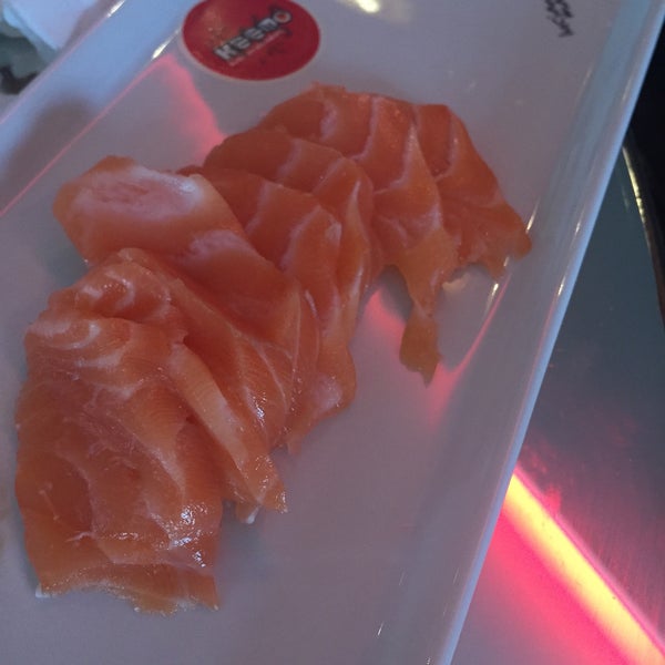 Péssimo!! Explicado porque sempre está vazio! Sashimi de salmão servido porcamente 👎🏻👎🏻👎🏻