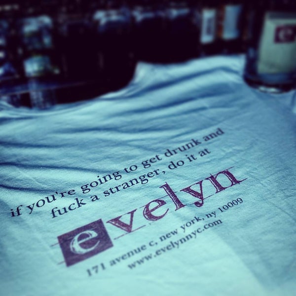 11/17/2015 tarihinde Jaredziyaretçi tarafından Evelyn Drinkery'de çekilen fotoğraf