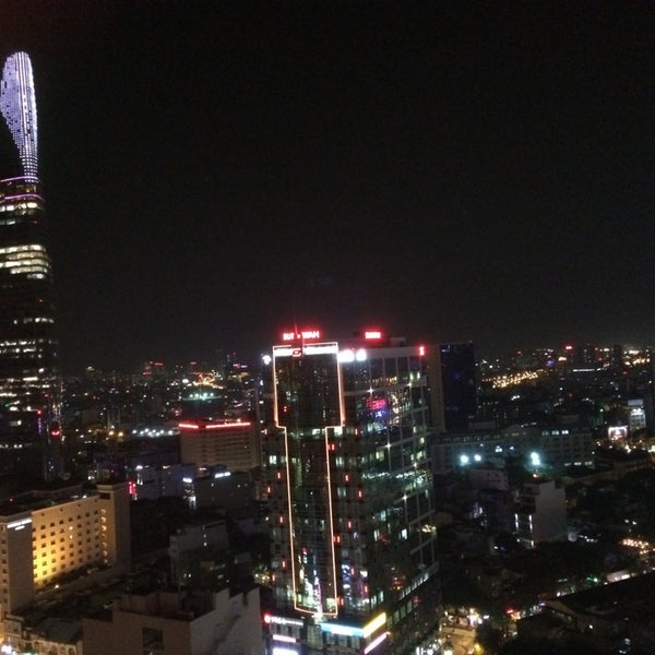 10/3/2014 tarihinde Casey C.ziyaretçi tarafından Level23 Sheraton Saigon - Nightspot &amp; Wine Bar'de çekilen fotoğraf