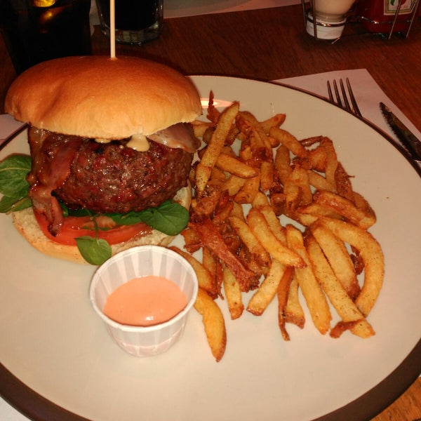 Los nachos, la hamburguesa de foie y de brie....Todo muuuy rico