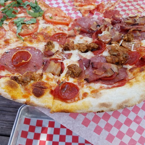 Delicious Pizza Pizza Place in Los Angeles