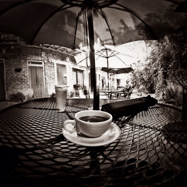 Снимок сделан в Royal Blend Coffee &amp; Tea House пользователем Donovan F. 5/28/2013