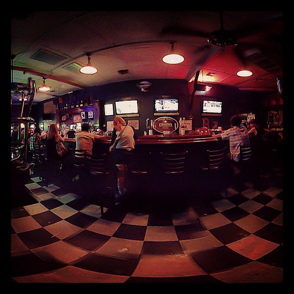 Das Foto wurde bei Markey&#39;s Bar von Donovan F. am 6/22/2013 aufgenommen