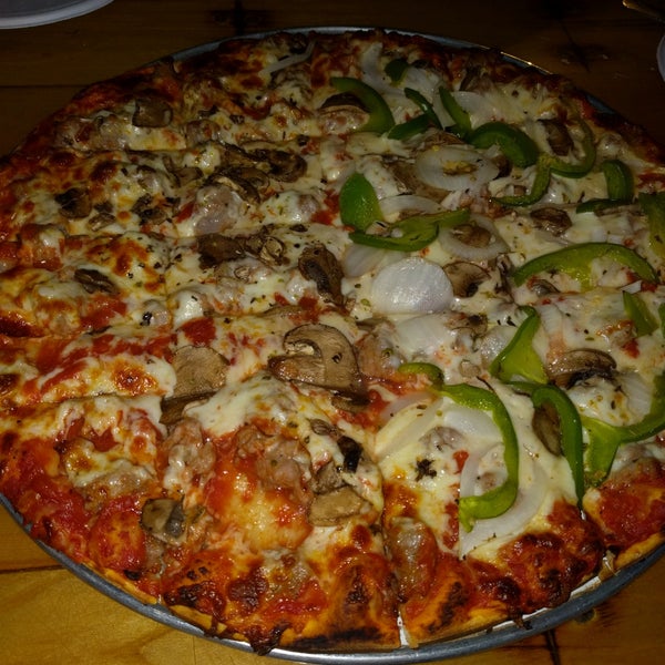 Снимок сделан в Bill&#39;s Pizza &amp; Pub пользователем Rick L. 6/11/2018