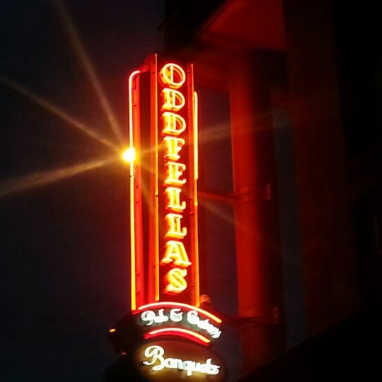 Foto tomada en Oddfellas Pub &amp; Eatery  por Bryan B. el 11/29/2012