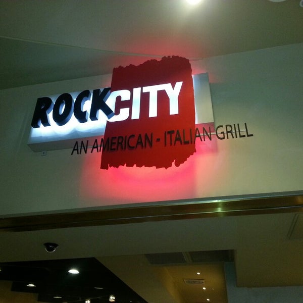 9/28/2013 tarihinde Bryan B.ziyaretçi tarafından Rock City Grill'de çekilen fotoğraf