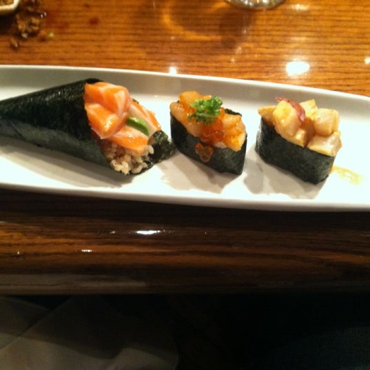 Das Foto wurde bei Mizu Japanese &amp; Thai Cuisine von Evan K. am 12/9/2012 aufgenommen