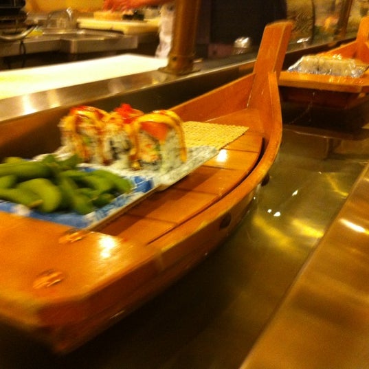 Foto diambil di Umi Sushi Boat oleh Dave C. pada 12/8/2012
