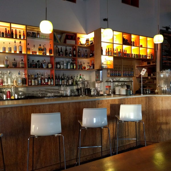3/30/2018에 Roger님이 Halcyon Coffee, Bar &amp; Lounge에서 찍은 사진