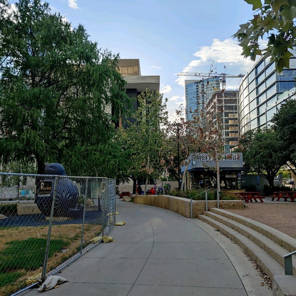 รูปภาพถ่ายที่ Republic Square โดย Roger เมื่อ 8/11/2022