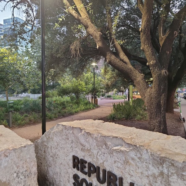 รูปภาพถ่ายที่ Republic Square โดย Roger เมื่อ 9/17/2022