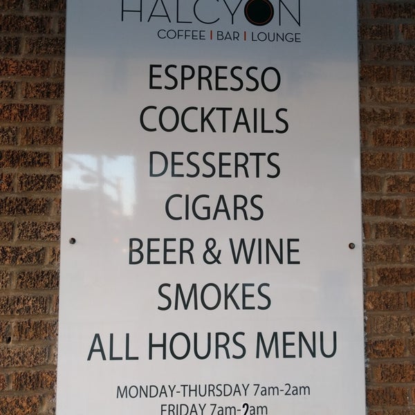 Photo prise au Halcyon Coffee, Bar &amp; Lounge par Roger le3/30/2018