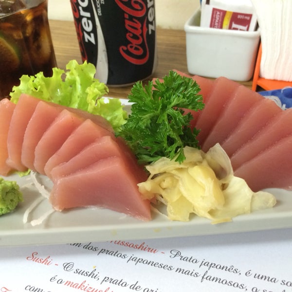 Não peça a porção de sashimi (atum). É caro demais. Paguei R$38,90 por 15 fatias, e foram fatias pequenas. No entanto, o corte foi bem feito, assim como o atendimento. O local é bem barulhento.