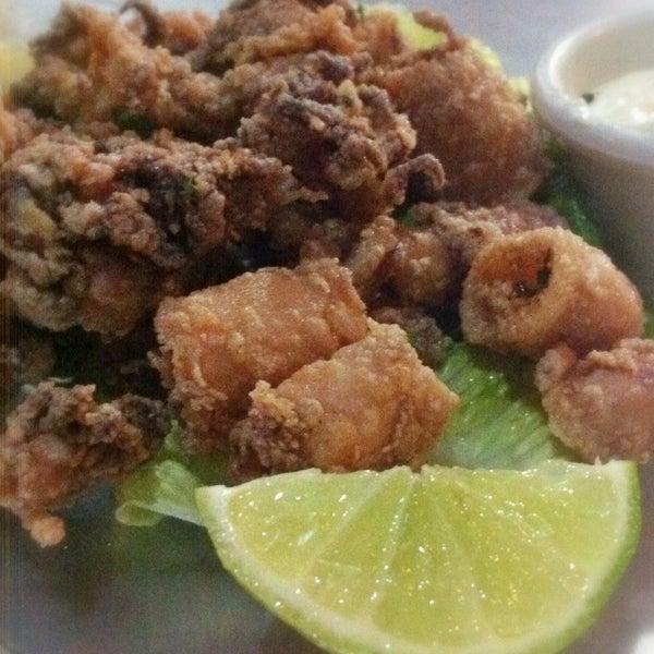 Puedes pedir comida del restaurant peruano que está a un lado. El ceviche y los calamares están muy buenos.