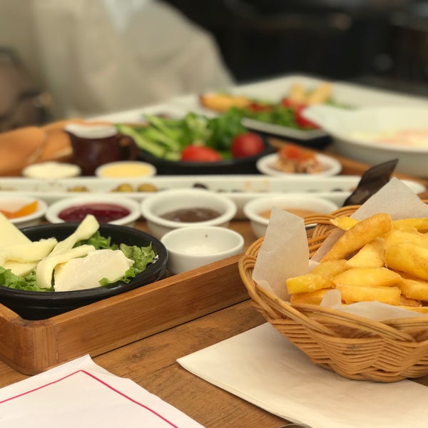 Das Foto wurde bei Cafe Cafen - Cafe &amp; Bistro von Yağmur G. am 4/15/2018 aufgenommen