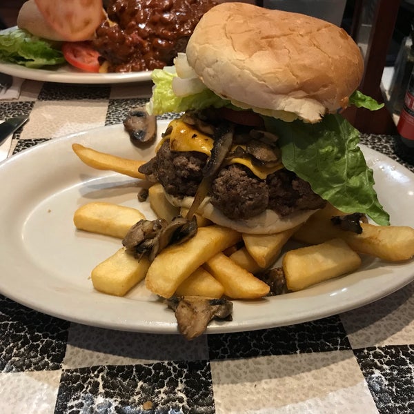 Снимок сделан в Paul&#39;s &quot;Da Burger Joint&quot; пользователем Vlad 5/19/2018