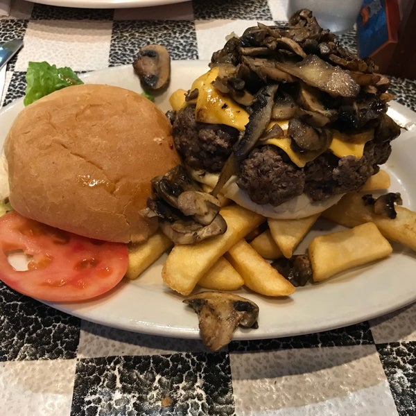 Снимок сделан в Paul&#39;s &quot;Da Burger Joint&quot; пользователем Vlad 5/19/2018