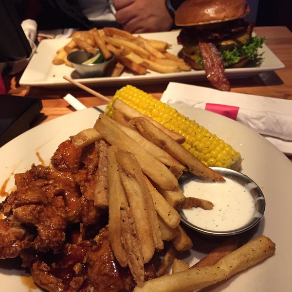 Photo taken at Chili&#39;s Grill &amp; Bar by Lorena F. on 4/5/2015