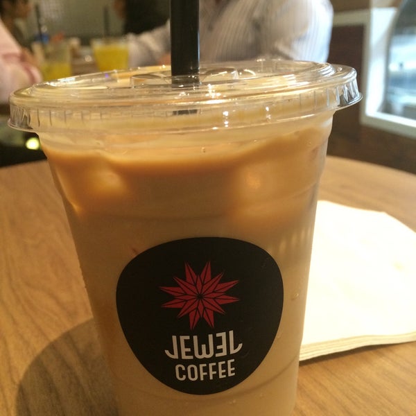 Foto scattata a Jewel Cafe + Bar da Jidsuda S. il 3/10/2015
