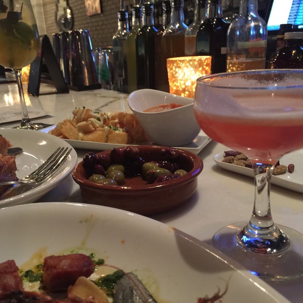 10/30/2015 tarihinde Mina A.ziyaretçi tarafından Raval Tapas Bar &amp; Cocktail Lounge'de çekilen fotoğraf