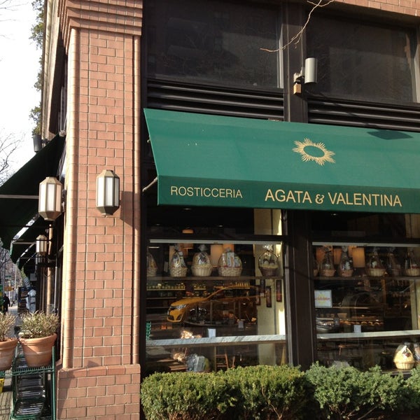 รูปภาพถ่ายที่ Agata &amp; Valentina UES Market โดย Ramon M. เมื่อ 3/31/2013