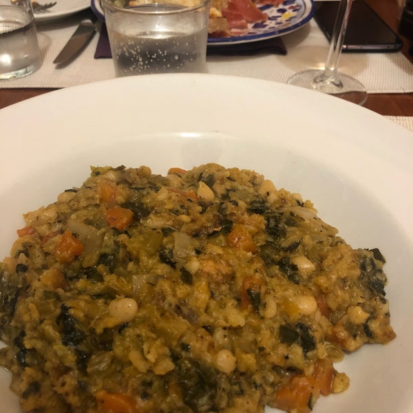 Место неплохое, хотя до тратория za za не дотягивает. Из супов предлагают Тосканский суп, а он выглядит так (в нем нет воды). Скорее похоже на соте из овощей.