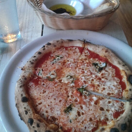 9/15/2013 tarihinde Jamie F.ziyaretçi tarafından Onlywood Pizzeria Trattoria'de çekilen fotoğraf