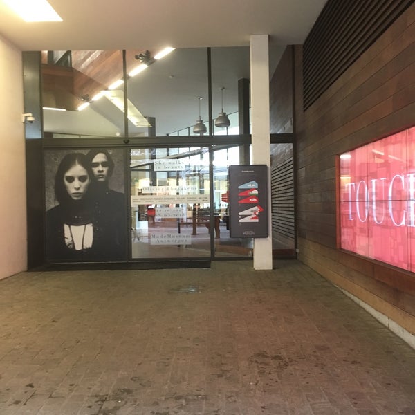 Foto tirada no(a) MoMu - ModeMuseum Antwerpen por Oriol M. em 3/28/2018