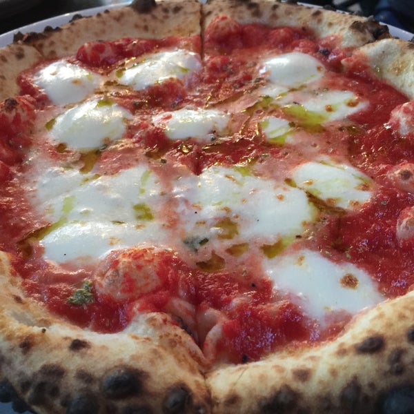 รูปภาพถ่ายที่ Benchmark Pizzeria โดย Luis G. เมื่อ 3/28/2015