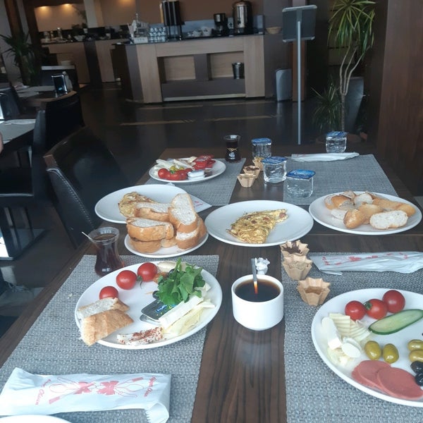 Foto diambil di Buruciye Otel &amp; Restaurant oleh Berat I. pada 9/24/2021
