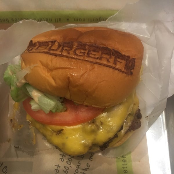 Foto scattata a BurgerFi da LetsGoJames il 12/11/2015