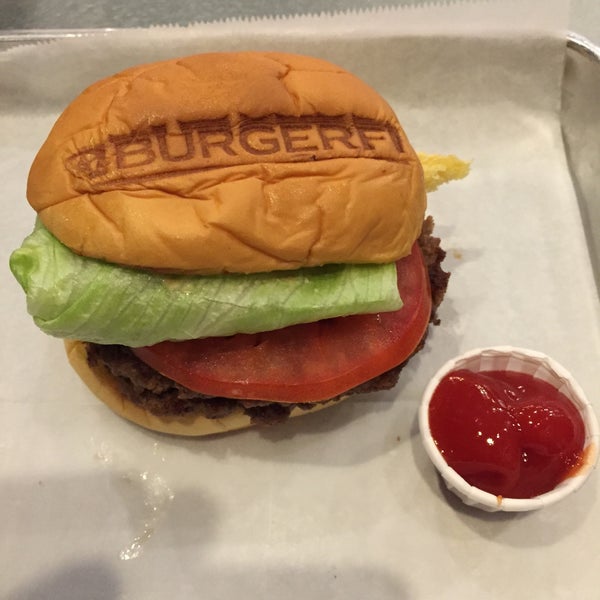 Снимок сделан в BurgerFi пользователем LetsGoJames 4/9/2015