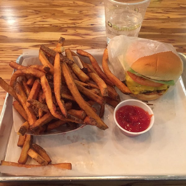 Снимок сделан в BurgerFi пользователем LetsGoJames 4/2/2015