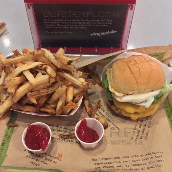 Снимок сделан в BurgerFi пользователем LetsGoJames 6/18/2015