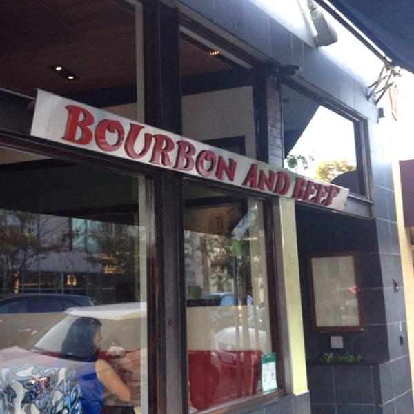 รูปภาพถ่ายที่ Bourbon &amp; Beef โดย Hilary C. เมื่อ 9/12/2014