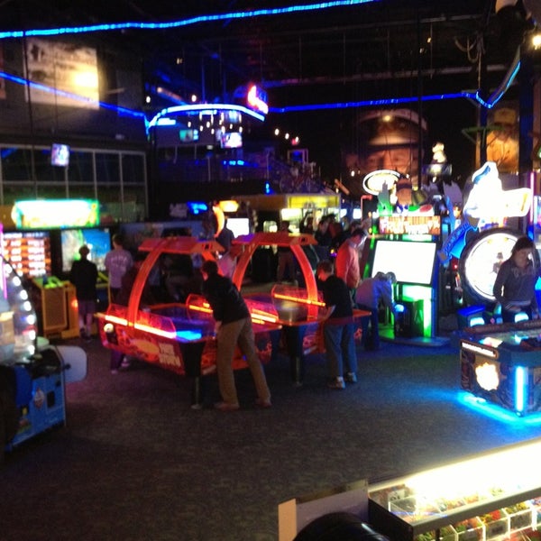 Photo prise au Andretti Indoor Karting &amp; Games Roswell par Charlie H. le4/4/2013