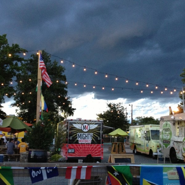 Foto tirada no(a) Atlanta Food Truck Park &amp; Market por Charlie H. em 5/24/2013