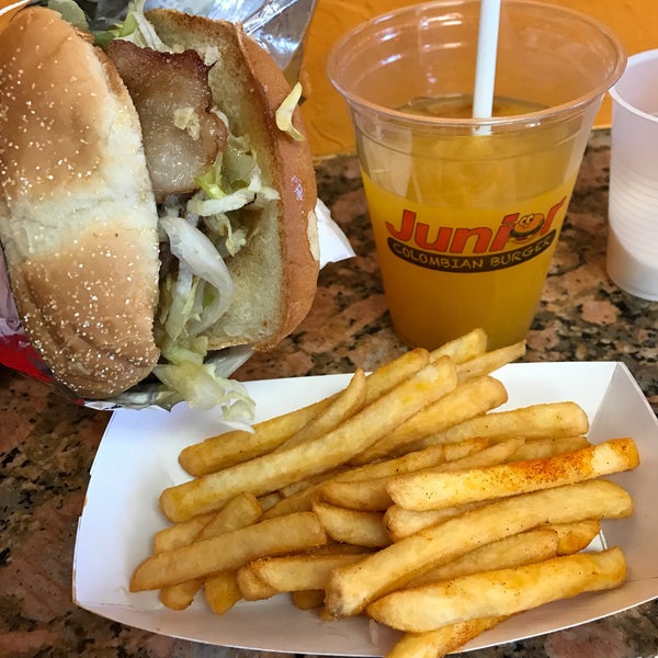 Снимок сделан в Junior Colombian Burger - South Kirkman Road пользователем Gloria J R. 4/9/2017