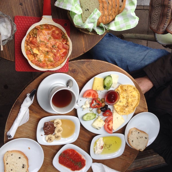 Foto diambil di Tosbağa Cafe oleh Meryem A. pada 10/30/2016