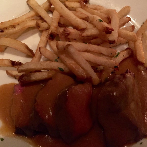 Foto diambil di L&#39;Assiette Steak Frites oleh Glenda U. pada 1/3/2015